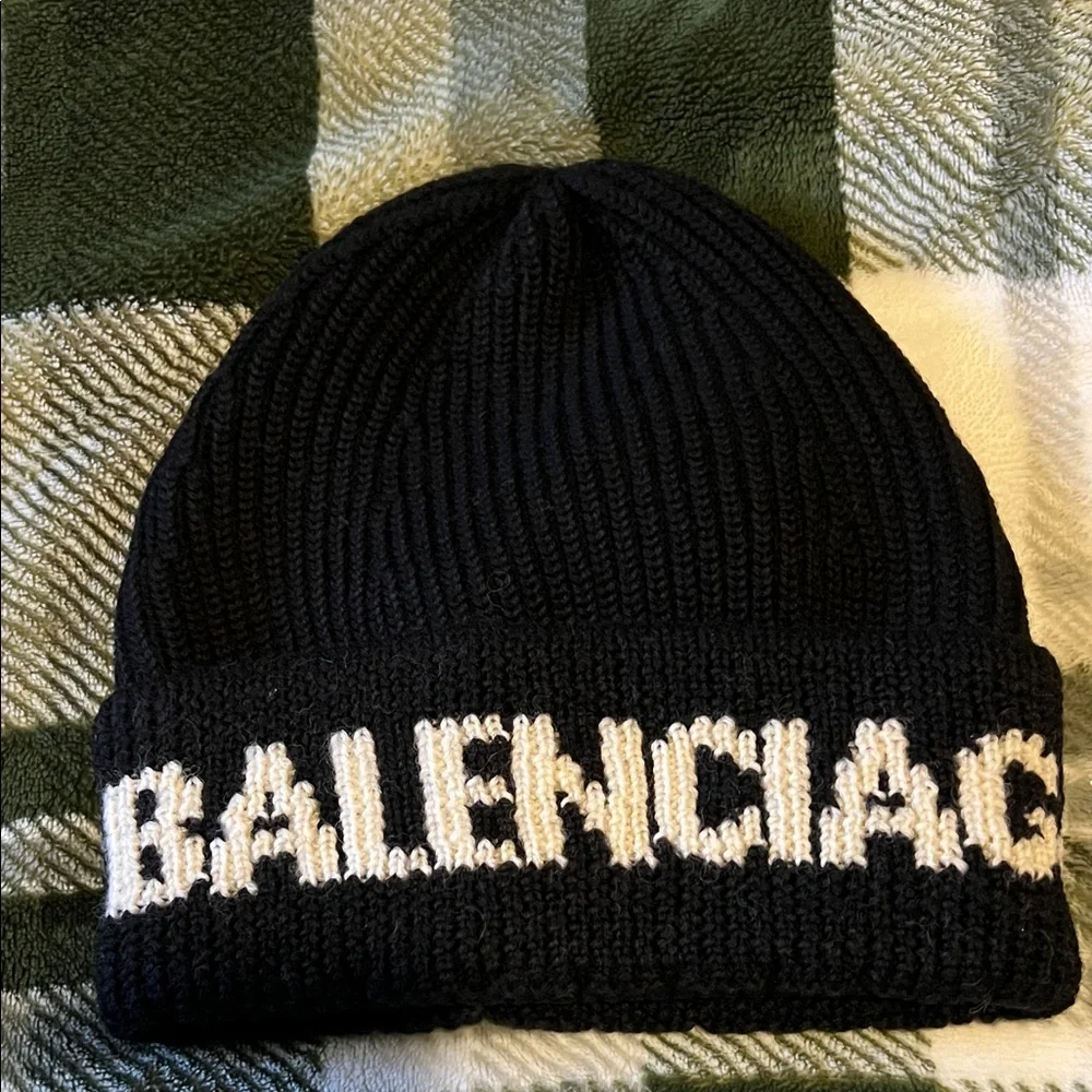 Authentic Balenciaga Black and White Logo Beanie - Picture 1 of 4